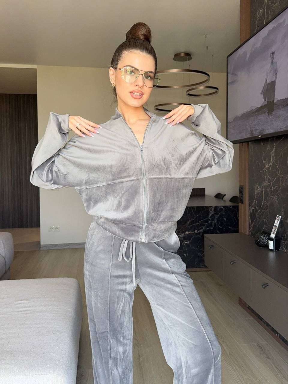 Жіночий велюровий костюм графiтового кольору 35641