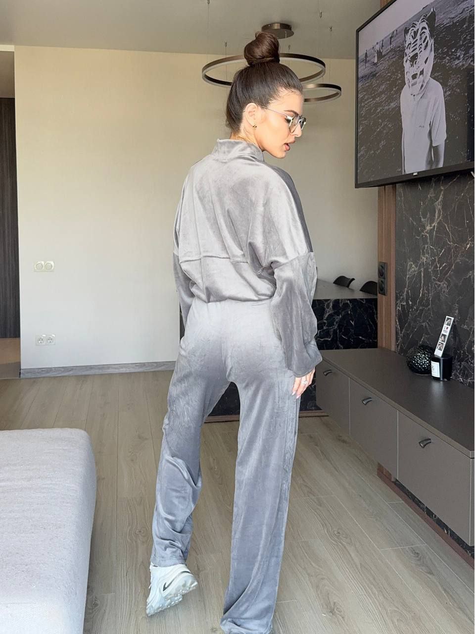 Жіночий велюровий костюм графiтового кольору 35641