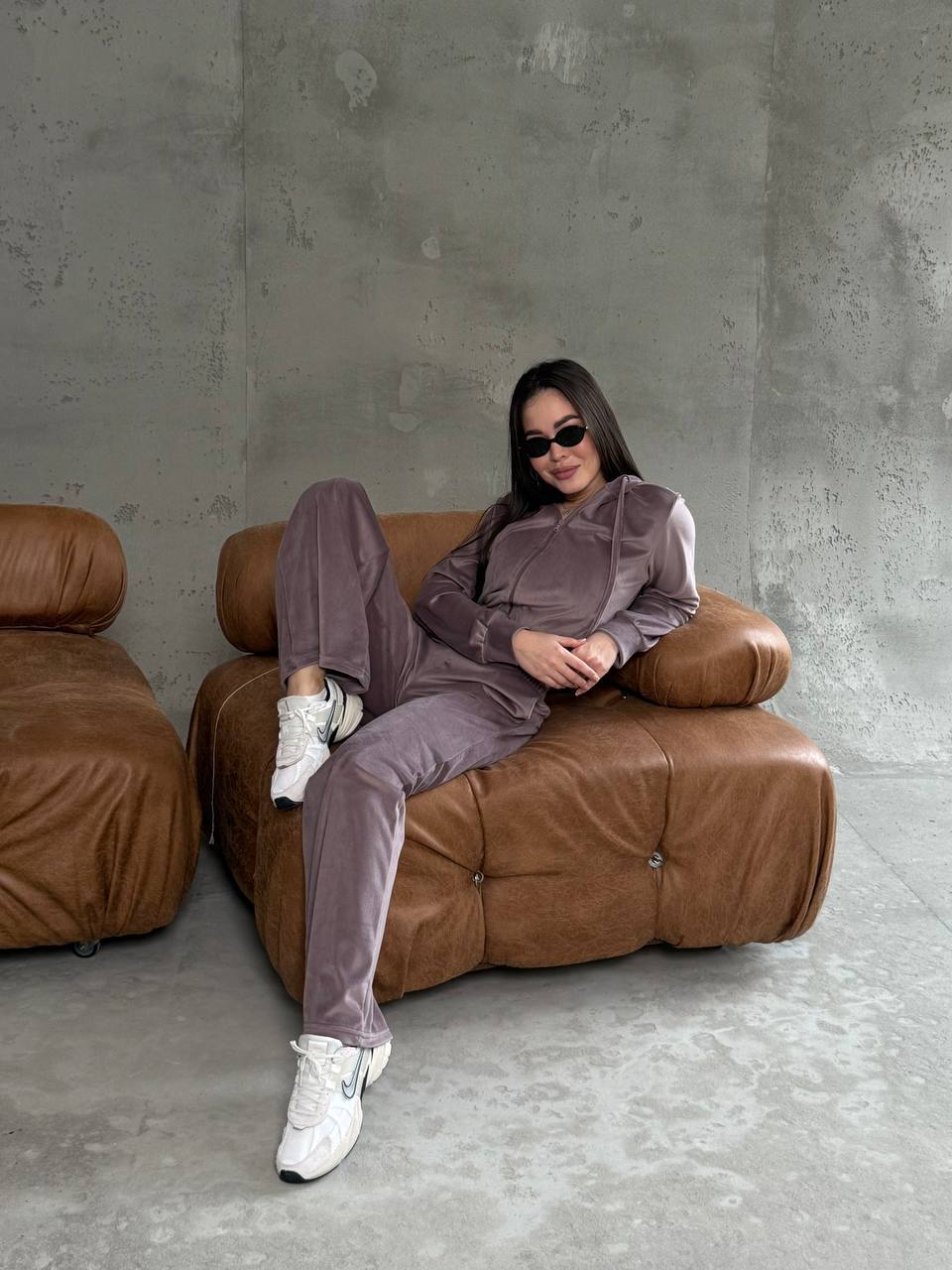 Жіночий велюровий костюм кавового кольору 34780