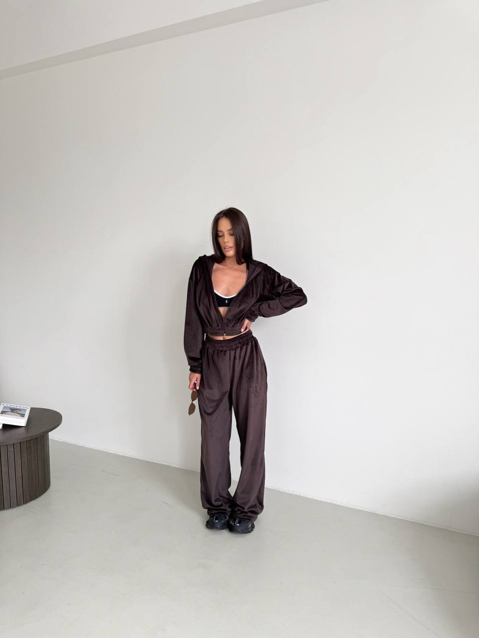 Женский велюровый костюм коричневого цвета 33945