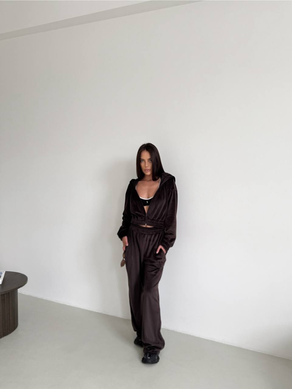 Женский велюровый костюм коричневого цвета 33945