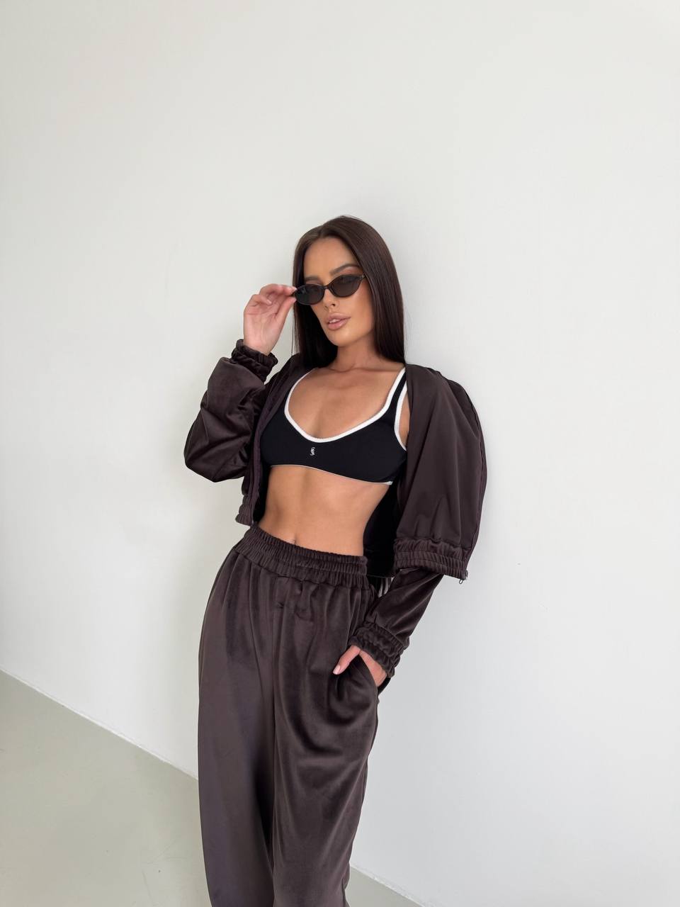 Женский велюровый костюм коричневого цвета 33945