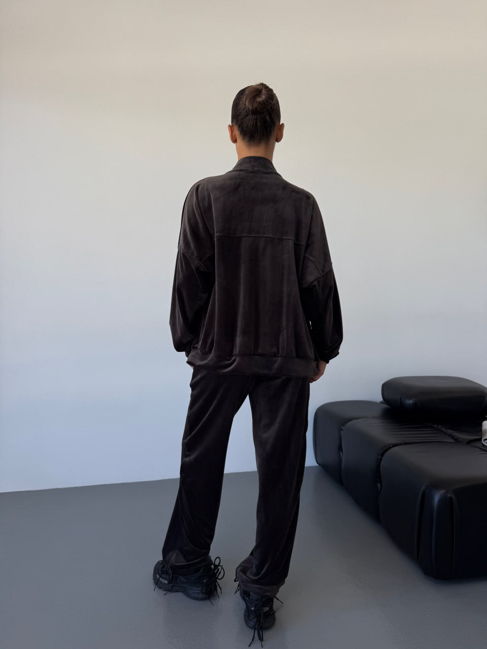 Жіночий велюровий костюм коричневого кольору 34452