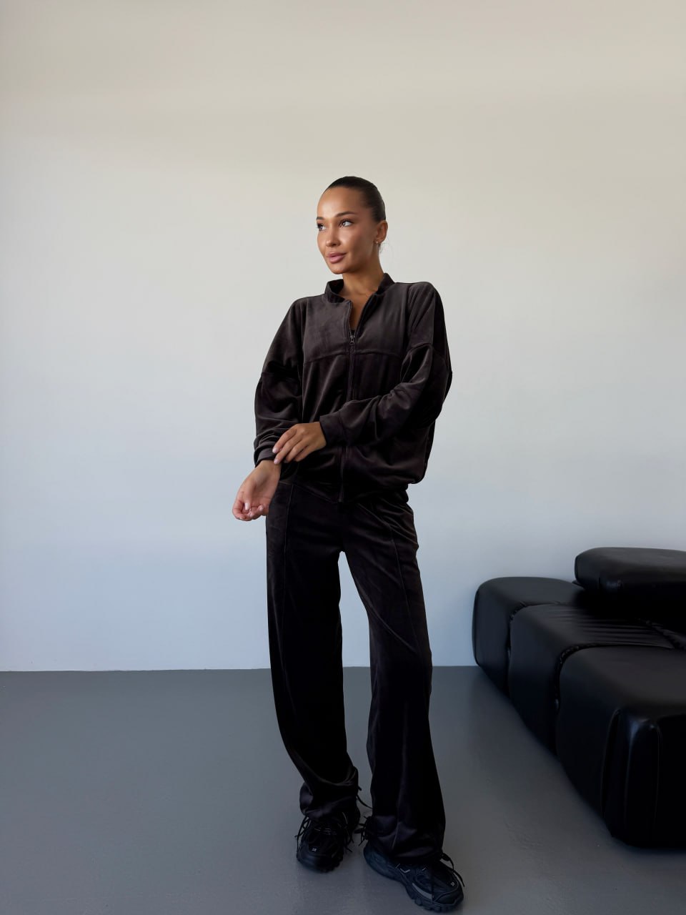 Жіночий велюровий костюм коричневого кольору 34452