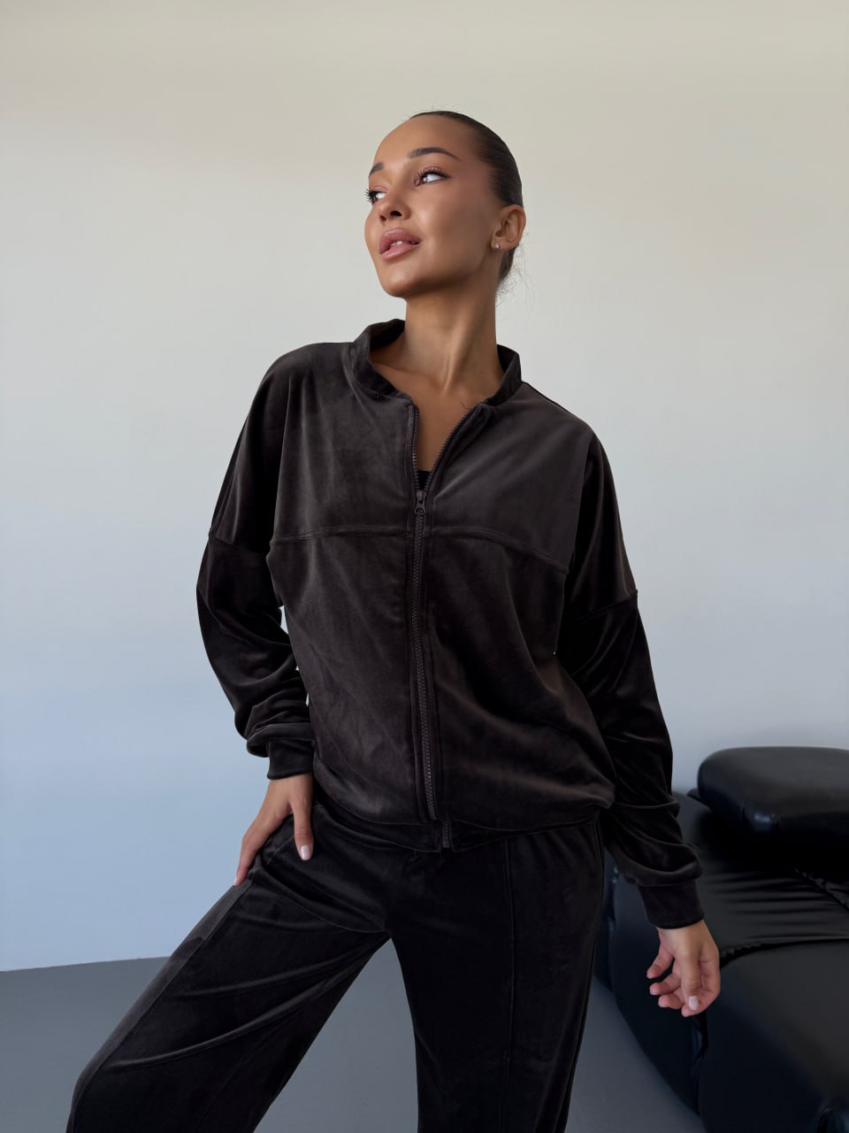 Жіночий велюровий костюм коричневого кольору 34452