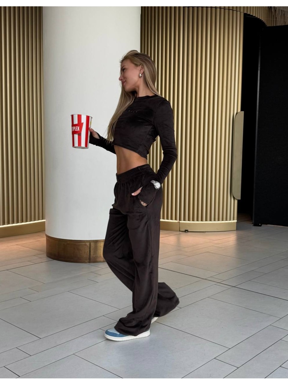 Жіночий велюровий костюм коричневого кольору 35169