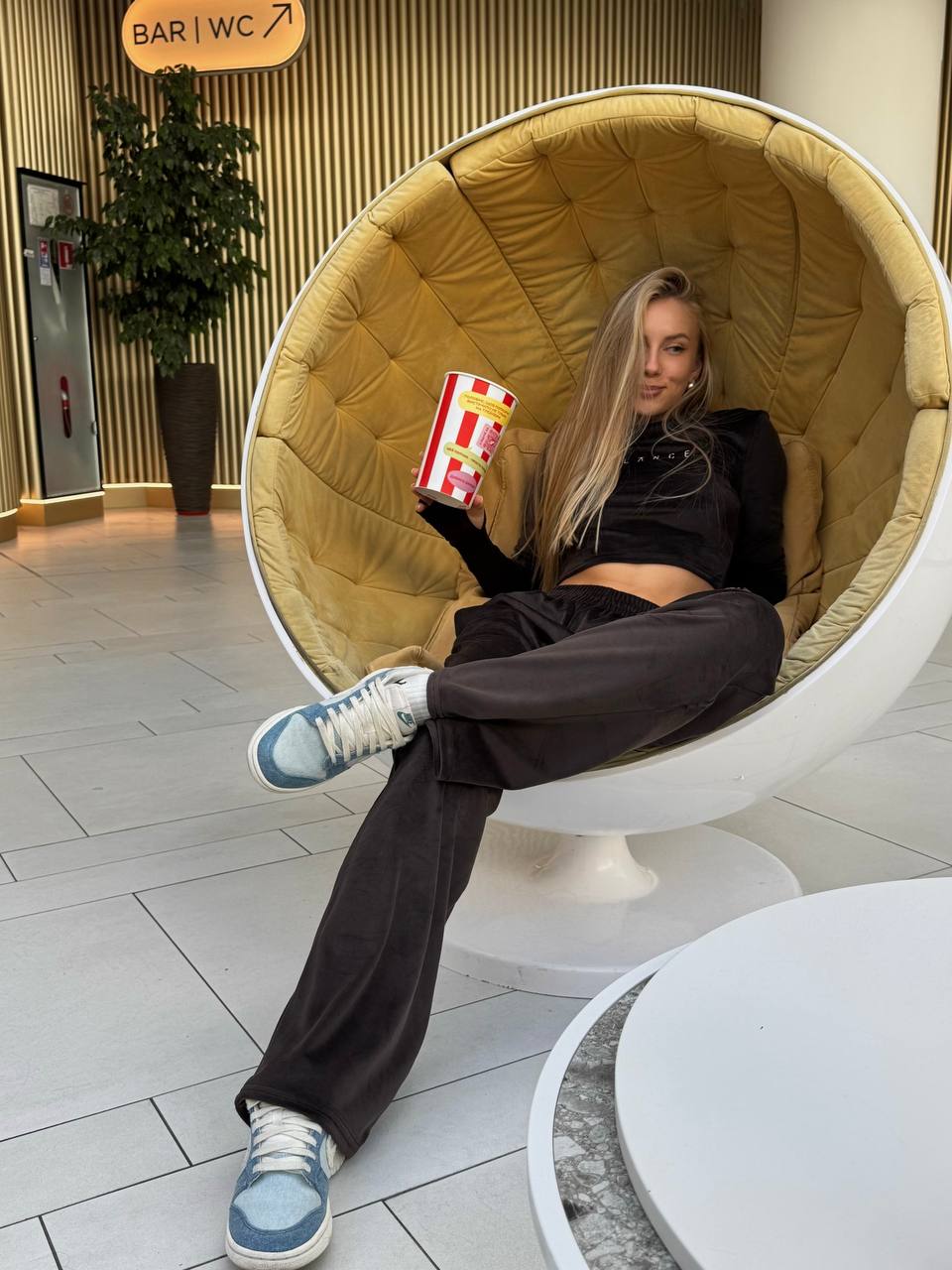 Жіночий велюровий костюм коричневого кольору 35169