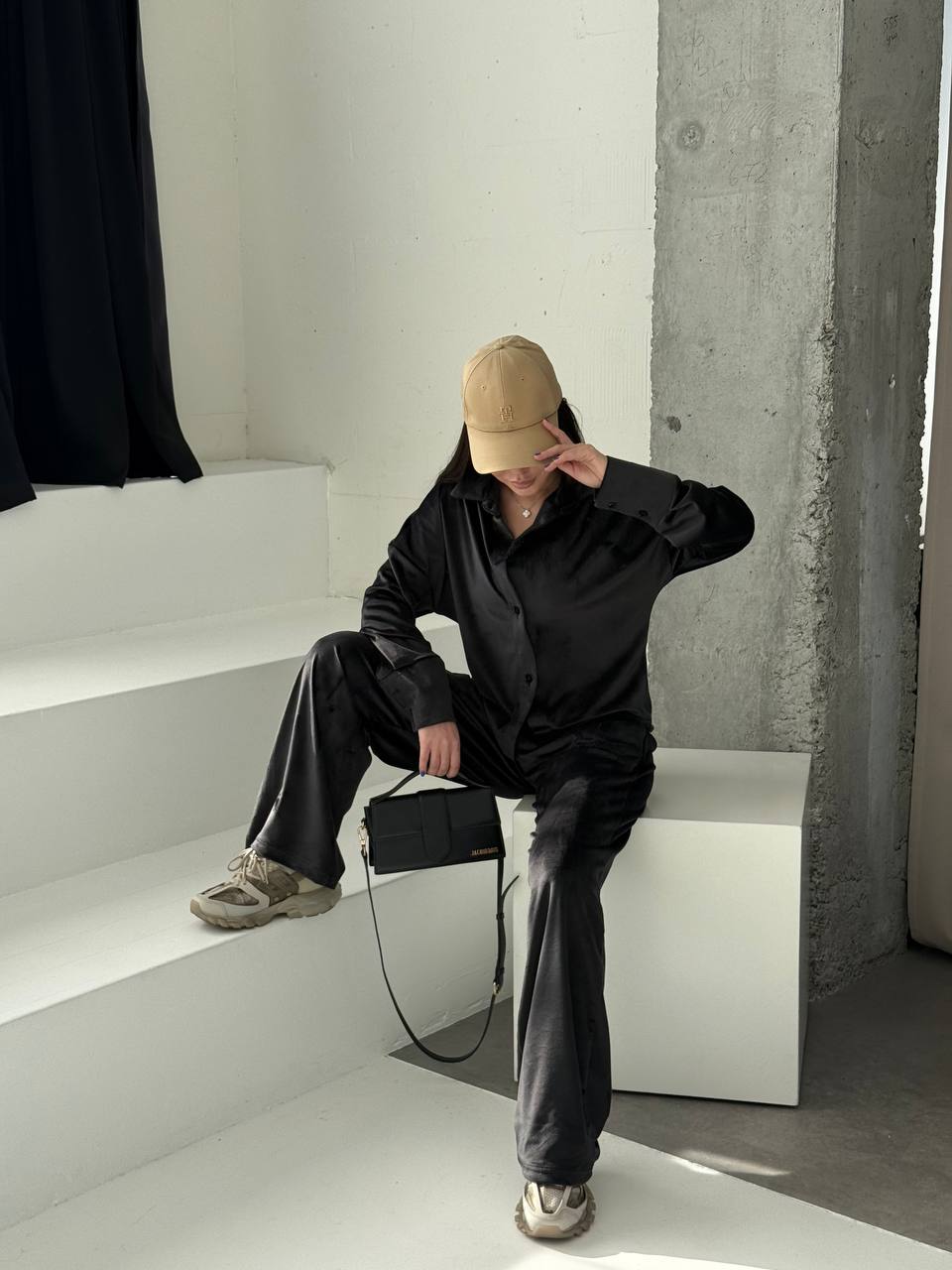 Жіночий велюровий костюм на гудзиках чорного кольору 34661