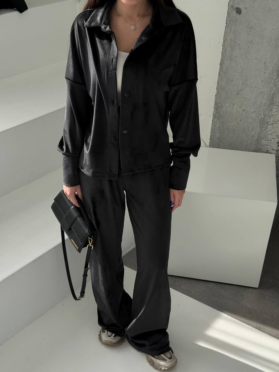 Жіночий велюровий костюм на гудзиках чорного кольору 34661