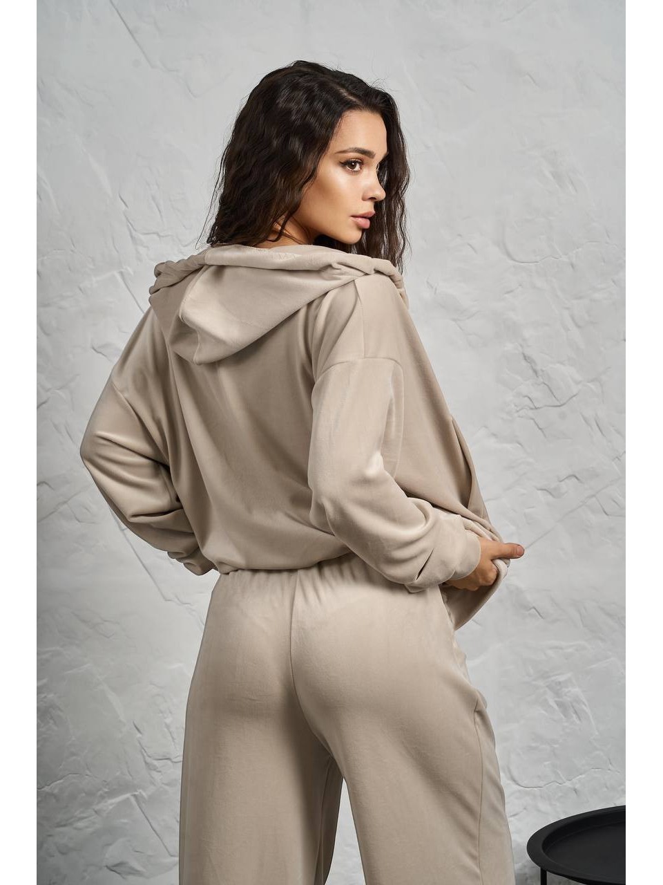 Жіночий велюровий костюм на змiйцi бежевого кольору 35511