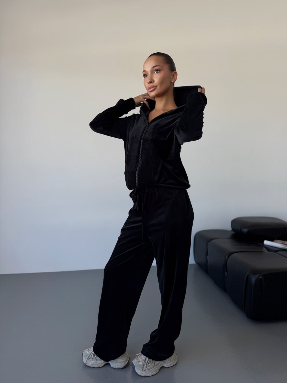 Женский велюровый костюм на змейке черного цвета 34486