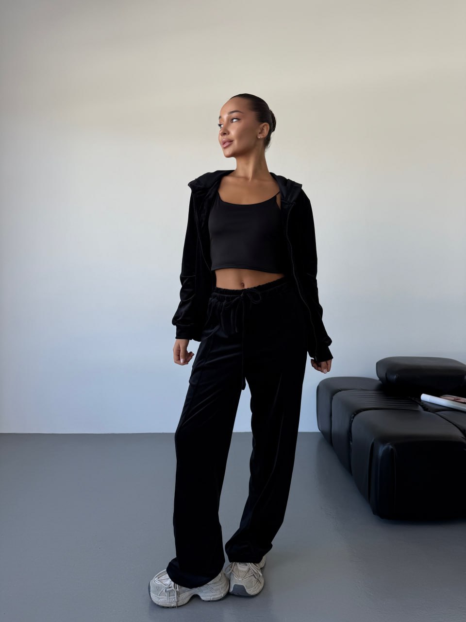 Женский велюровый костюм на змейке черного цвета 34486