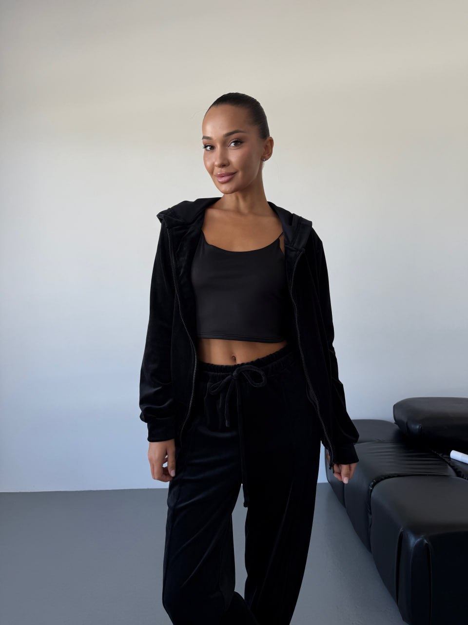 Женский велюровый костюм на змейке черного цвета 34486