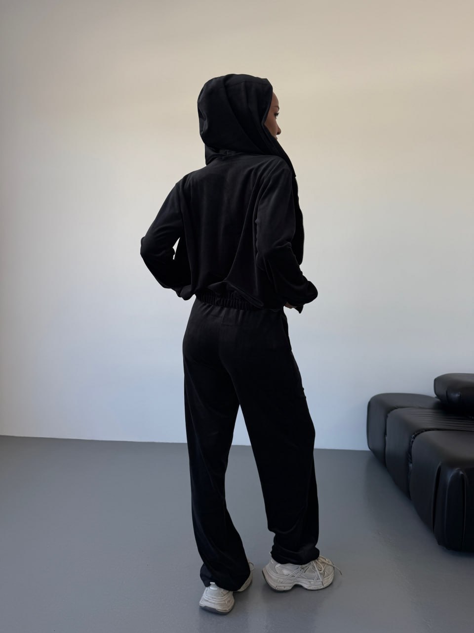 Женский велюровый костюм на змейке черного цвета 34486