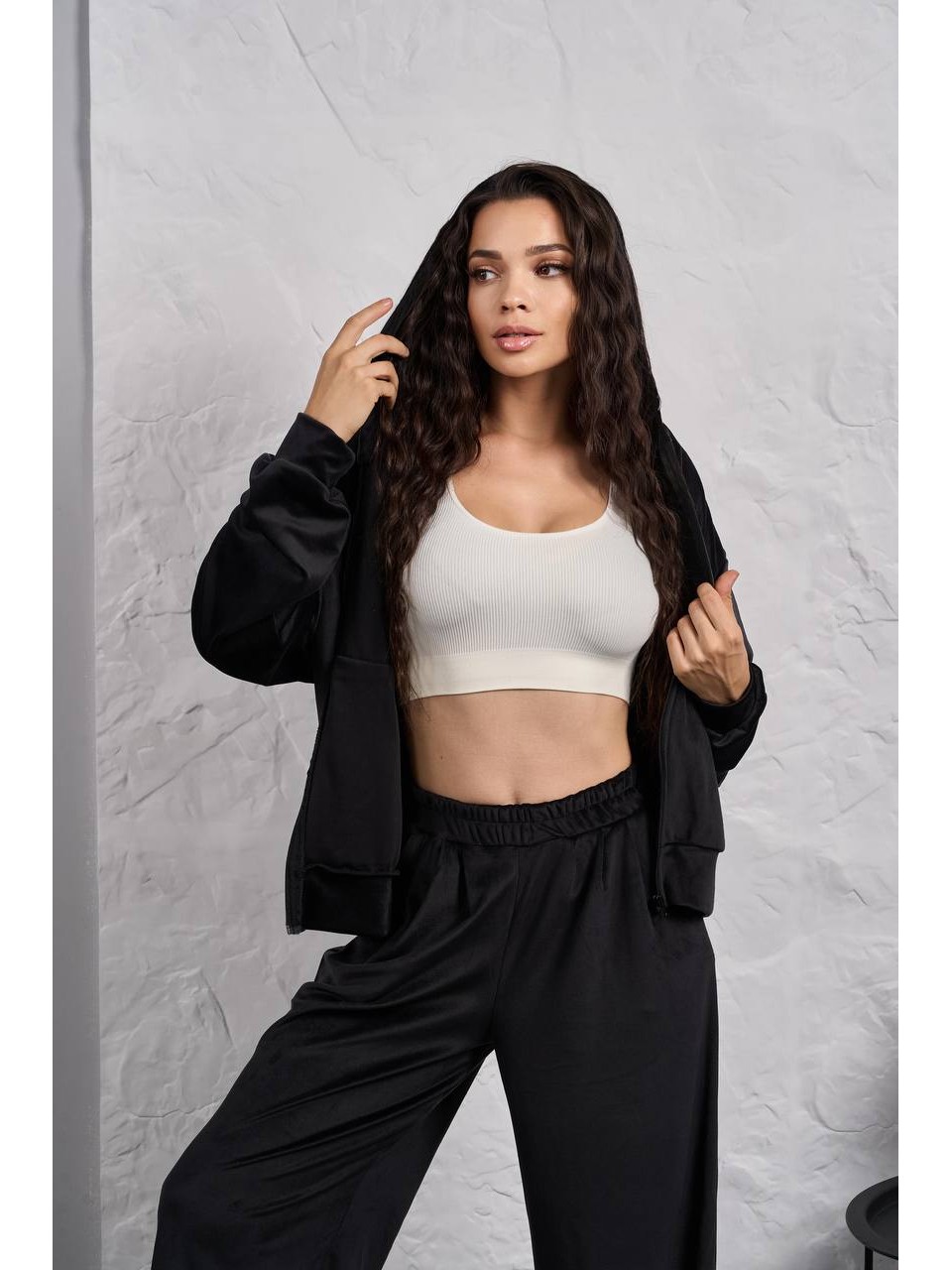 Жіночий велюровий костюм на змiйцi чорного кольору 35512