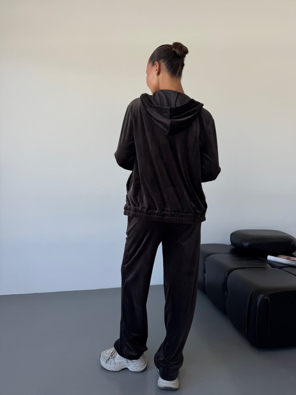 Жіночий велюровий костюм на змiйцi коричневого кольору 34487