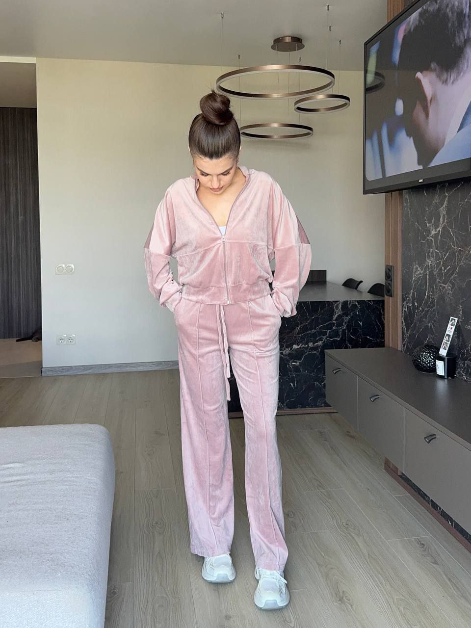 Жіночий велюровий костюм пудрового кольору 35640