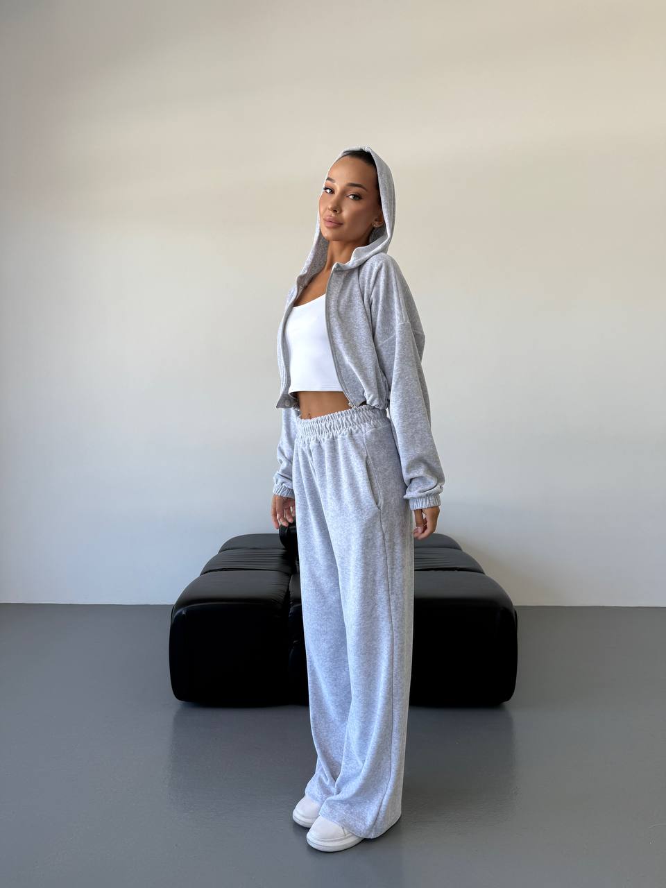 Жіночий велюровий костюм сiрого кольору 34440