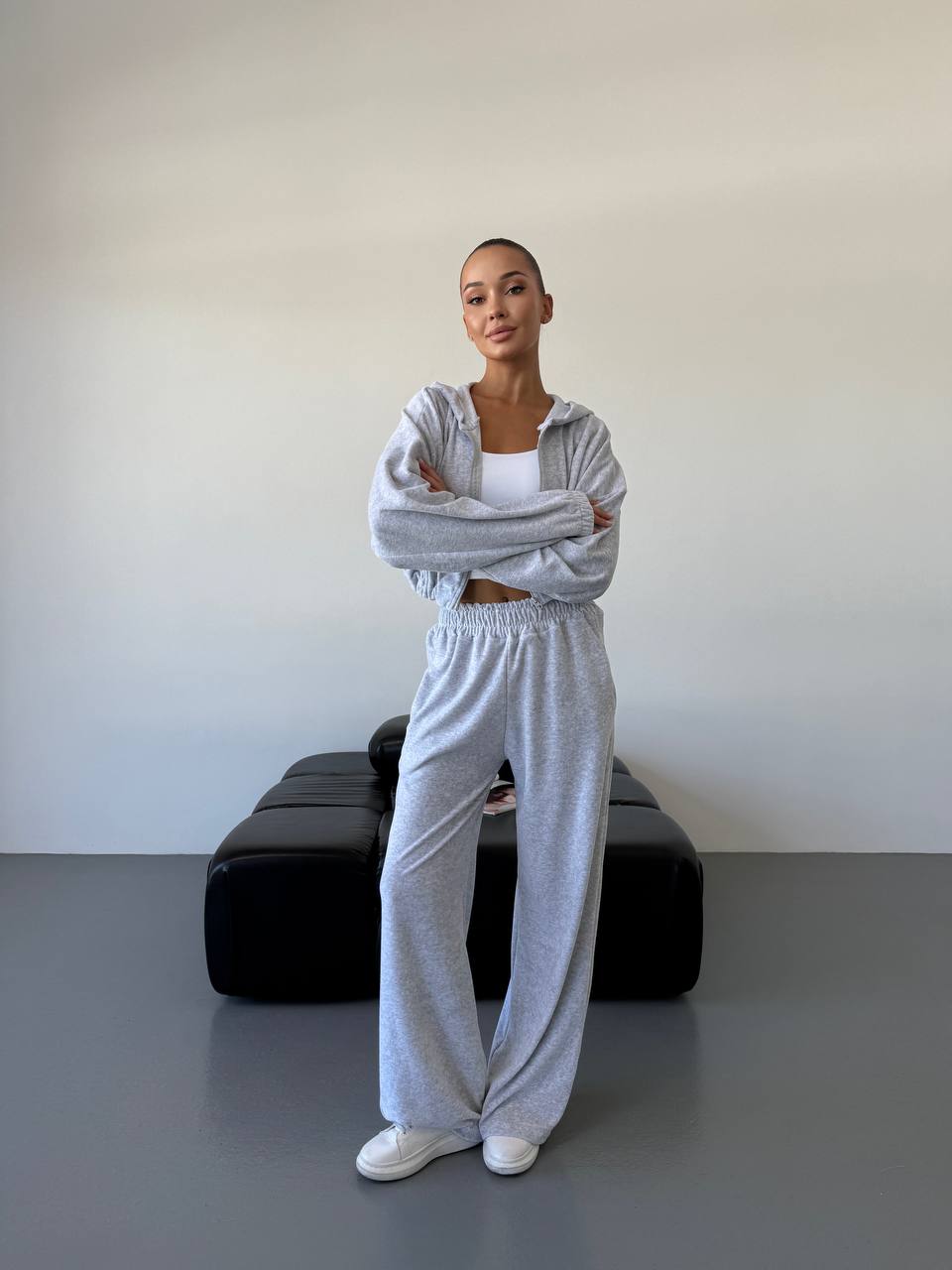 Жіночий велюровий костюм сiрого кольору 34440