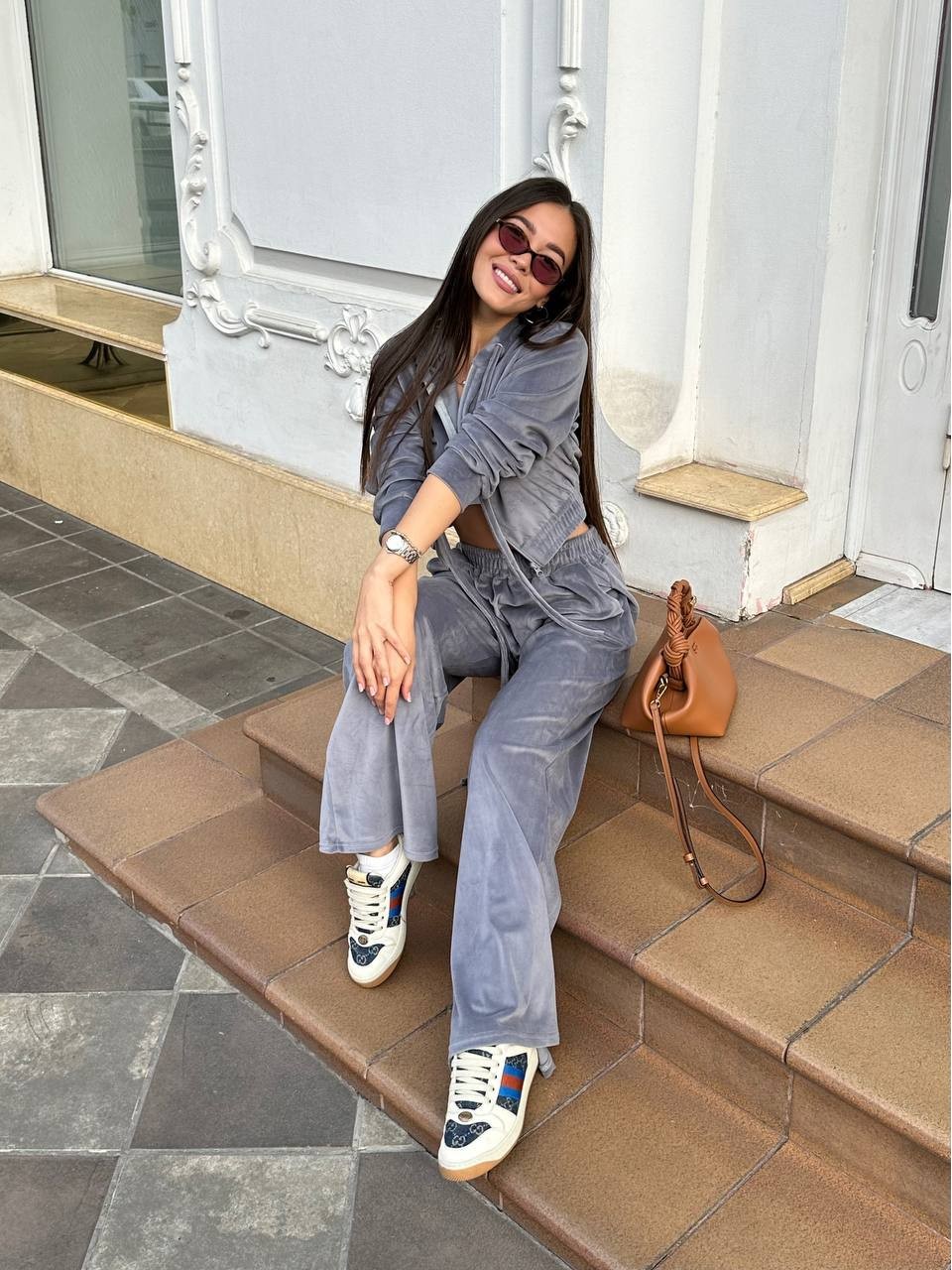 Жіночий велюровий костюм сiрого кольору 34775