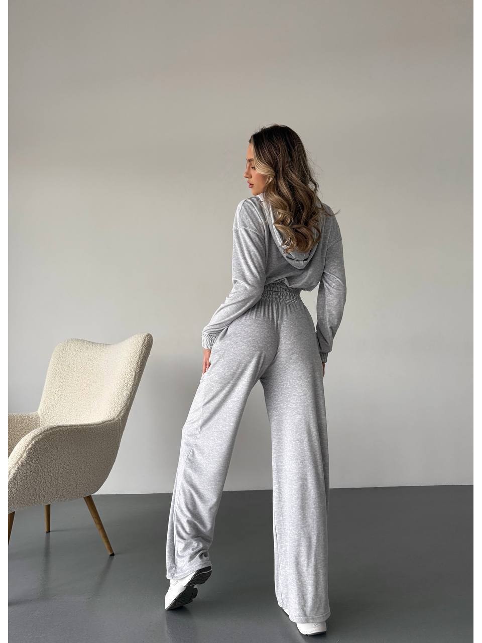 Жіночий велюровий костюм сiрого кольору 35137