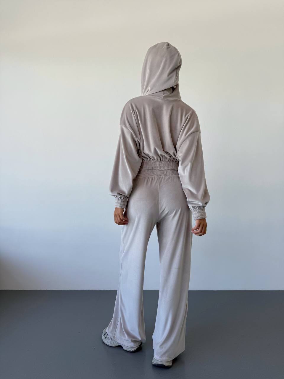 Жіночий велюровий костюм трійка бежевого кольору 34387