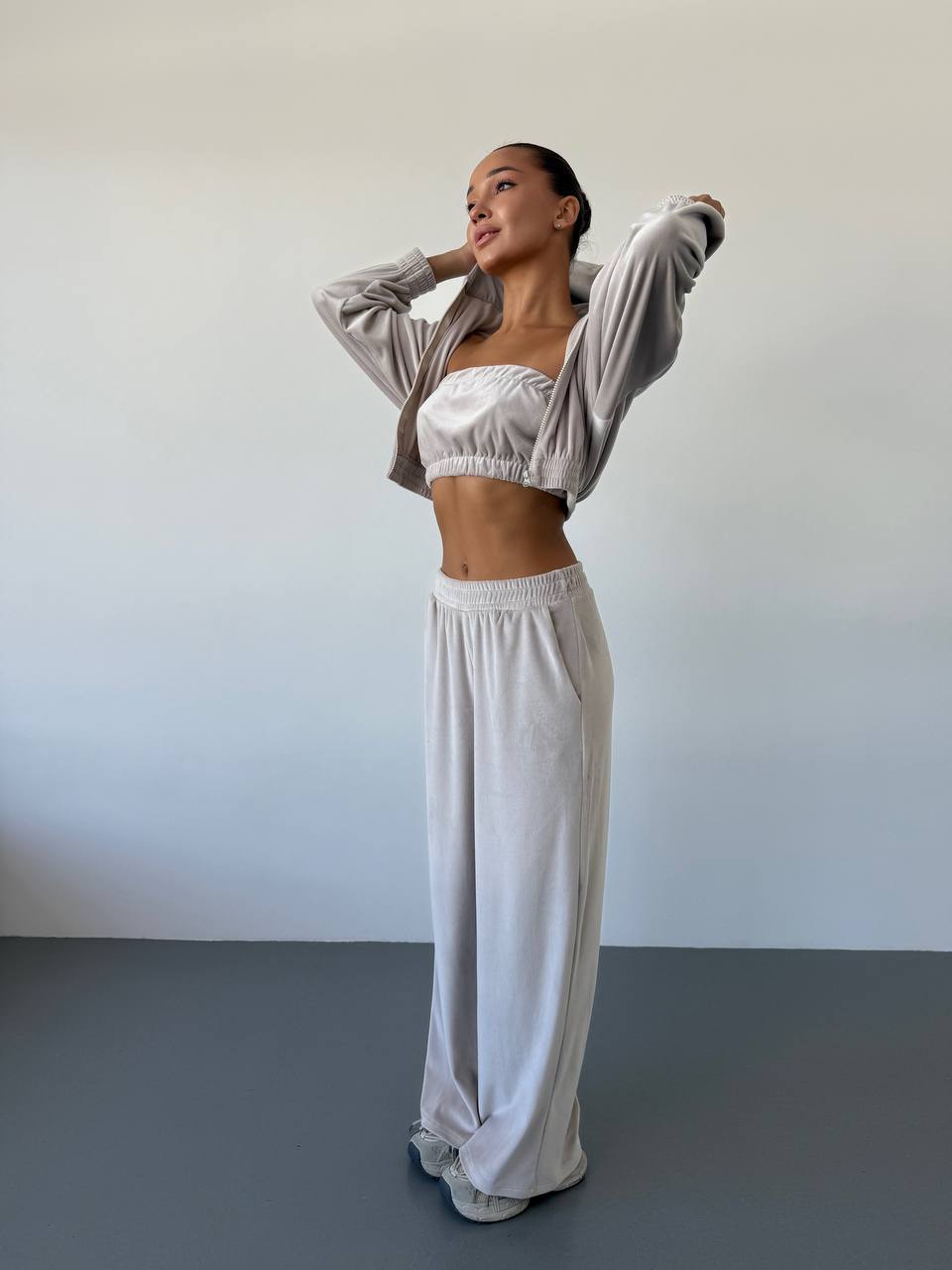 Жіночий велюровий костюм трійка бежевого кольору 34387