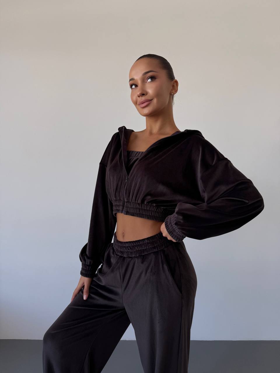 Жіночий велюровий костюм трійка коричневого кольору 34401