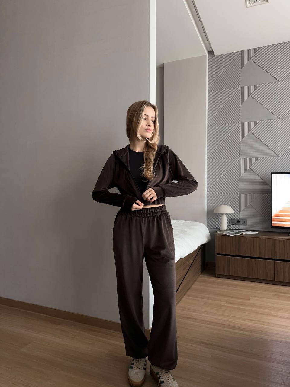 Жіночий велюровий костюм з камiнцями коричневого кольору 35276