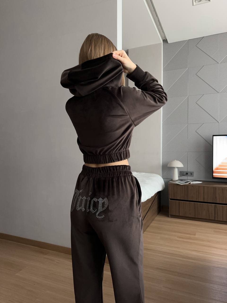 Жіночий велюровий костюм з камiнцями коричневого кольору 35276