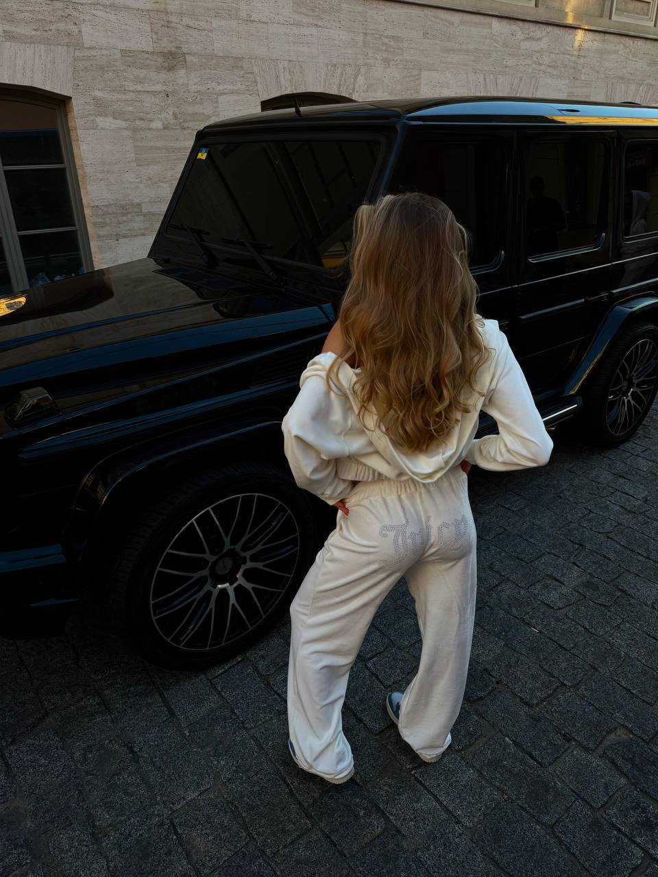 Жіночий велюровий костюм з камiнцями молочного кольору 34914