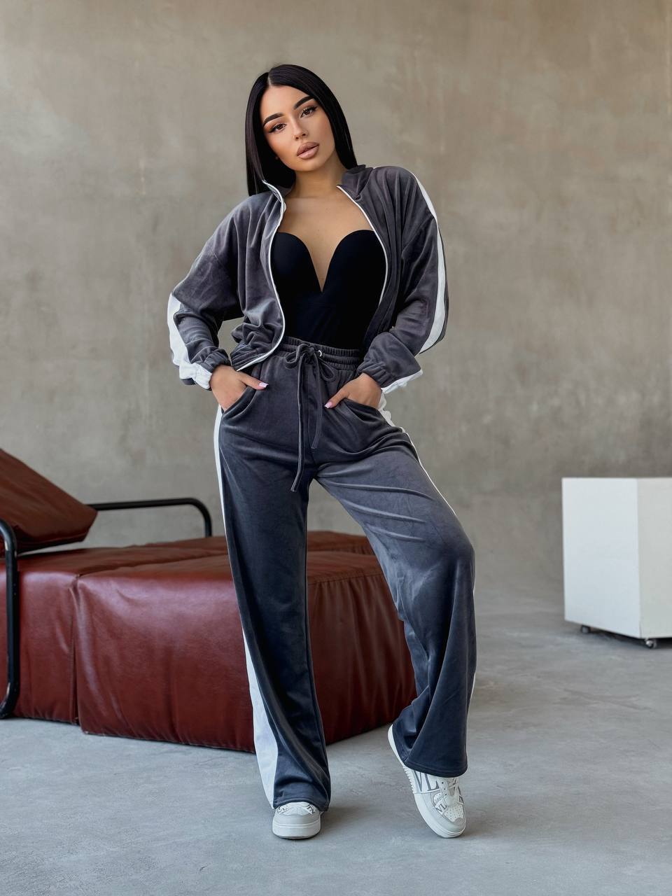 Жiночiй велюровий костюм з лампасами графiтового кольору 34477