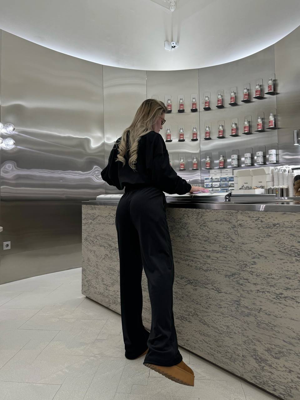 Жіночий велюровий костюм з топом чорного кольору 35476