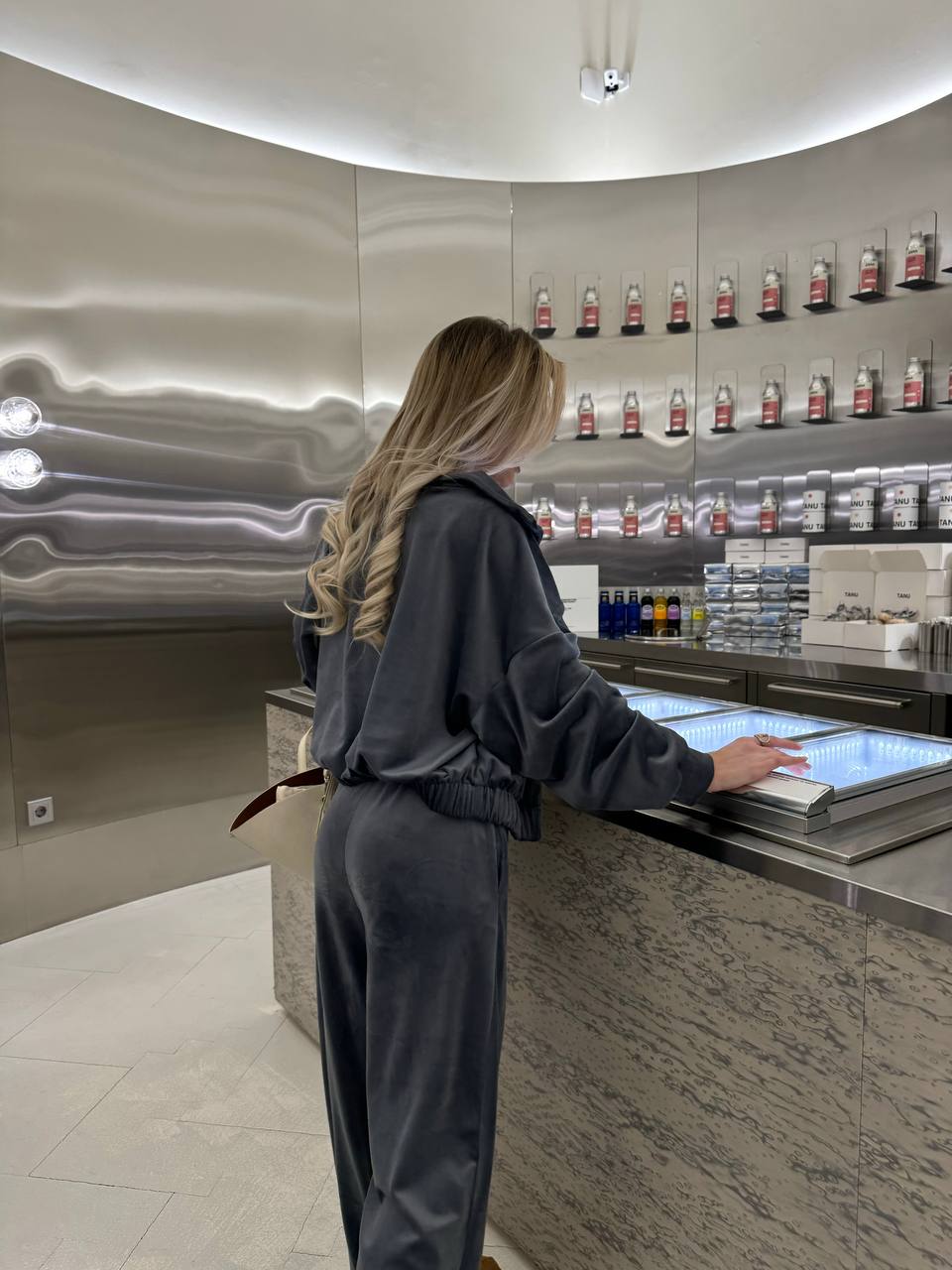 Жіночий велюровий костюм з топом графiтового кольору 35475