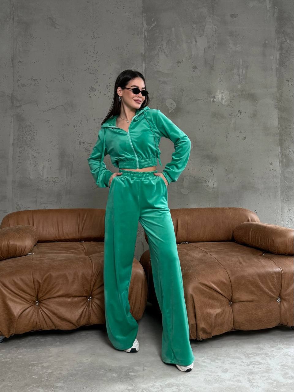 Жіночий велюровий костюм зеленого кольору 34781