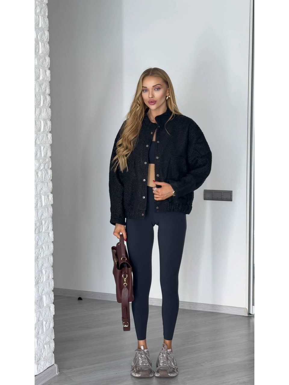 Жіночий вiльний бомбер букле чорного кольору 34446