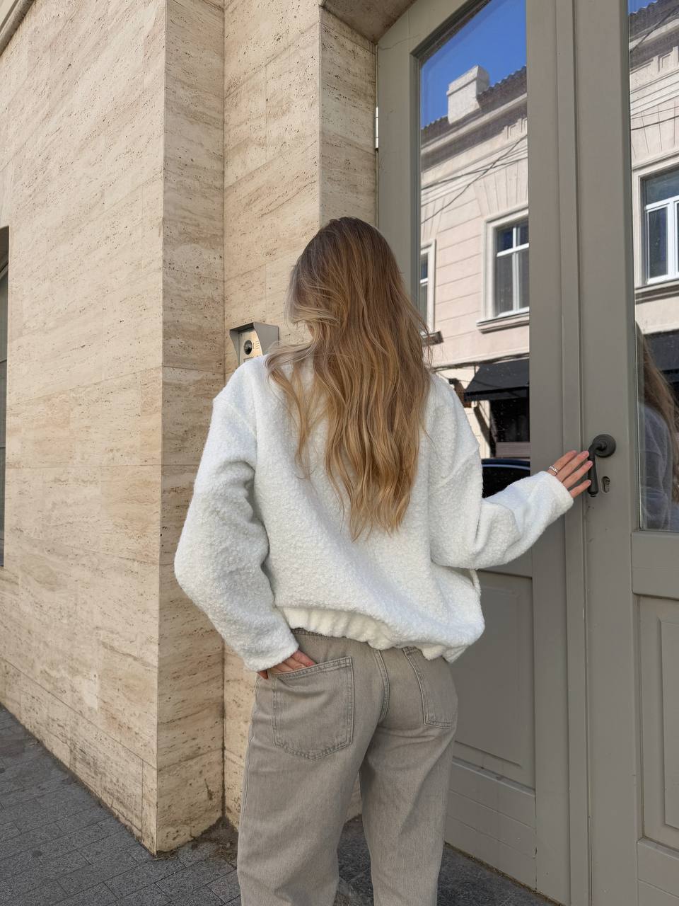 Жіночий вiльний бомбер букле молочного кольору 34207