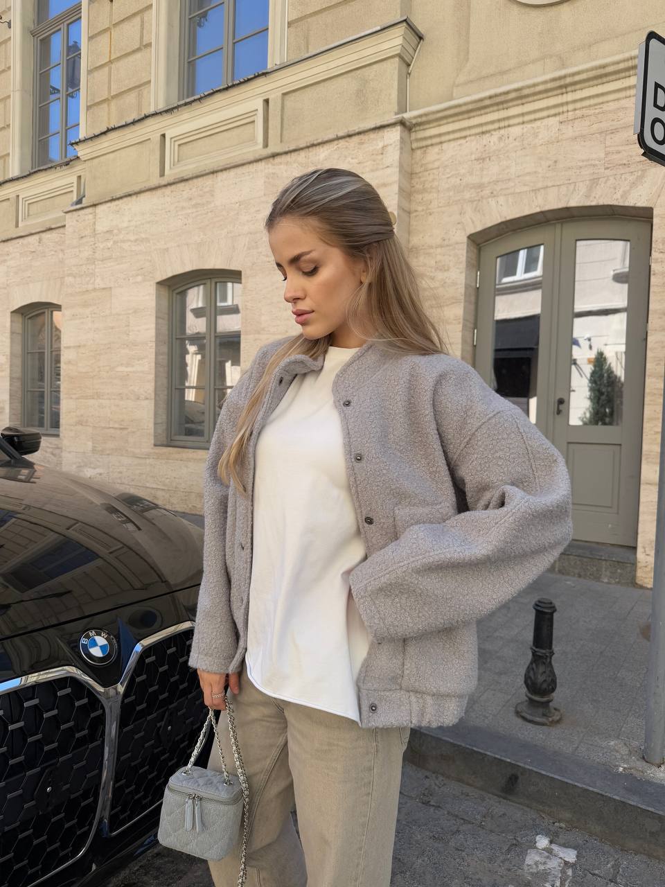 Жіночий вiльний бомбер букле сiрого кольору 34208