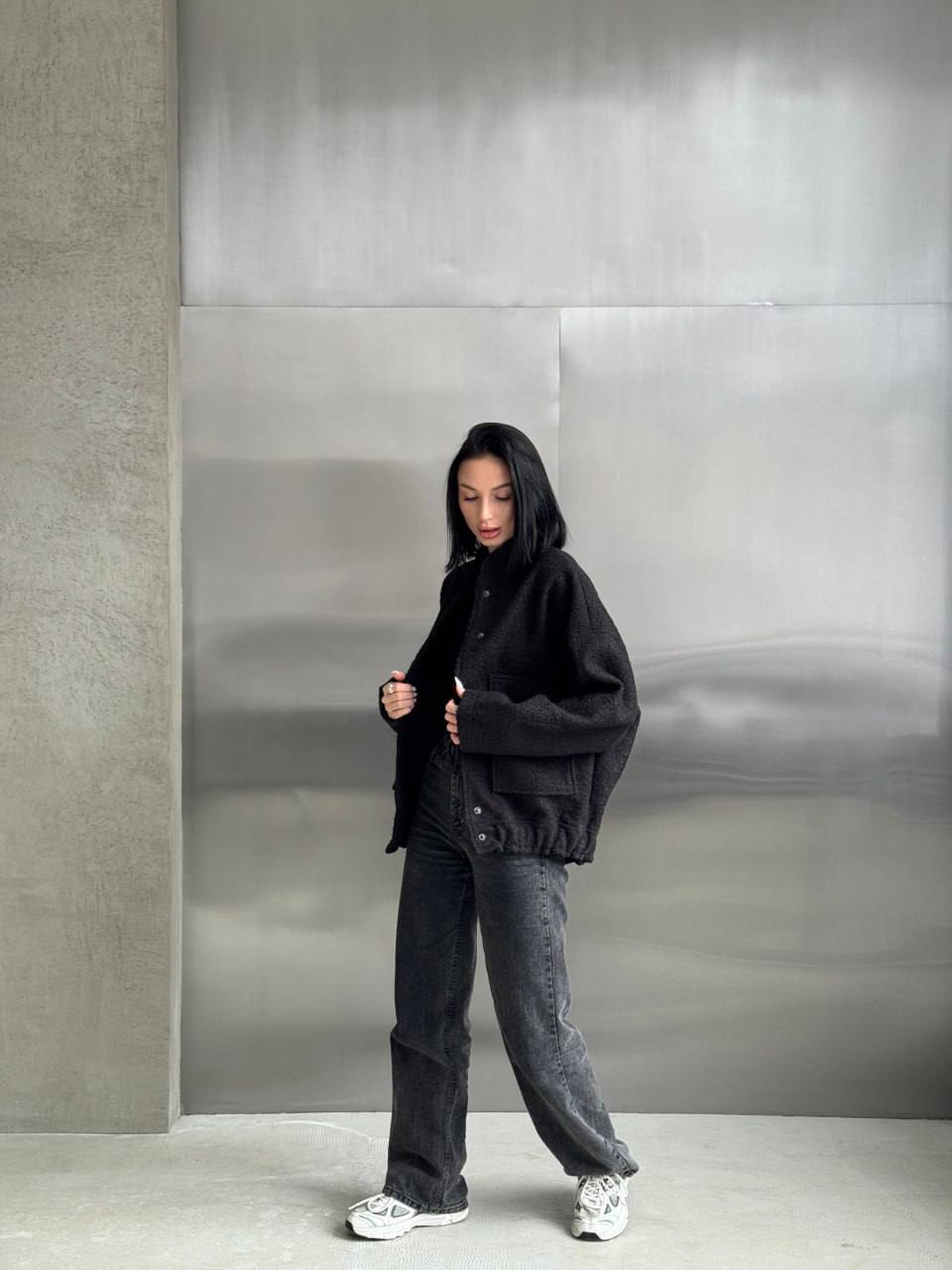 Жіночий вiльний бомбер чорного кольору 33938