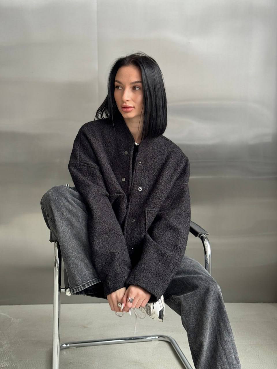 Жіночий вiльний бомбер чорного кольору 33938