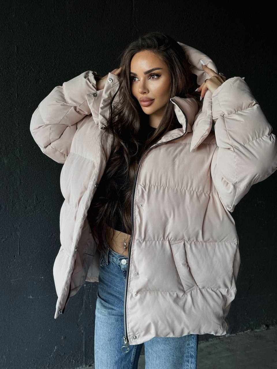 Жіночий зимовий пуховик бежевого кольору 35260