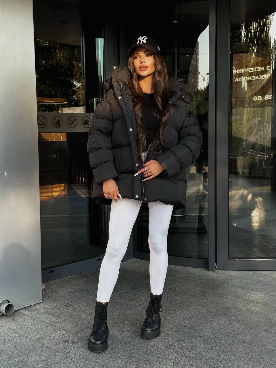 Жіночий зимовий пуховик чорного кольору 35259