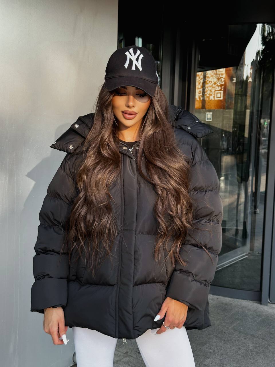 Жіночий зимовий пуховик чорного кольору 35259