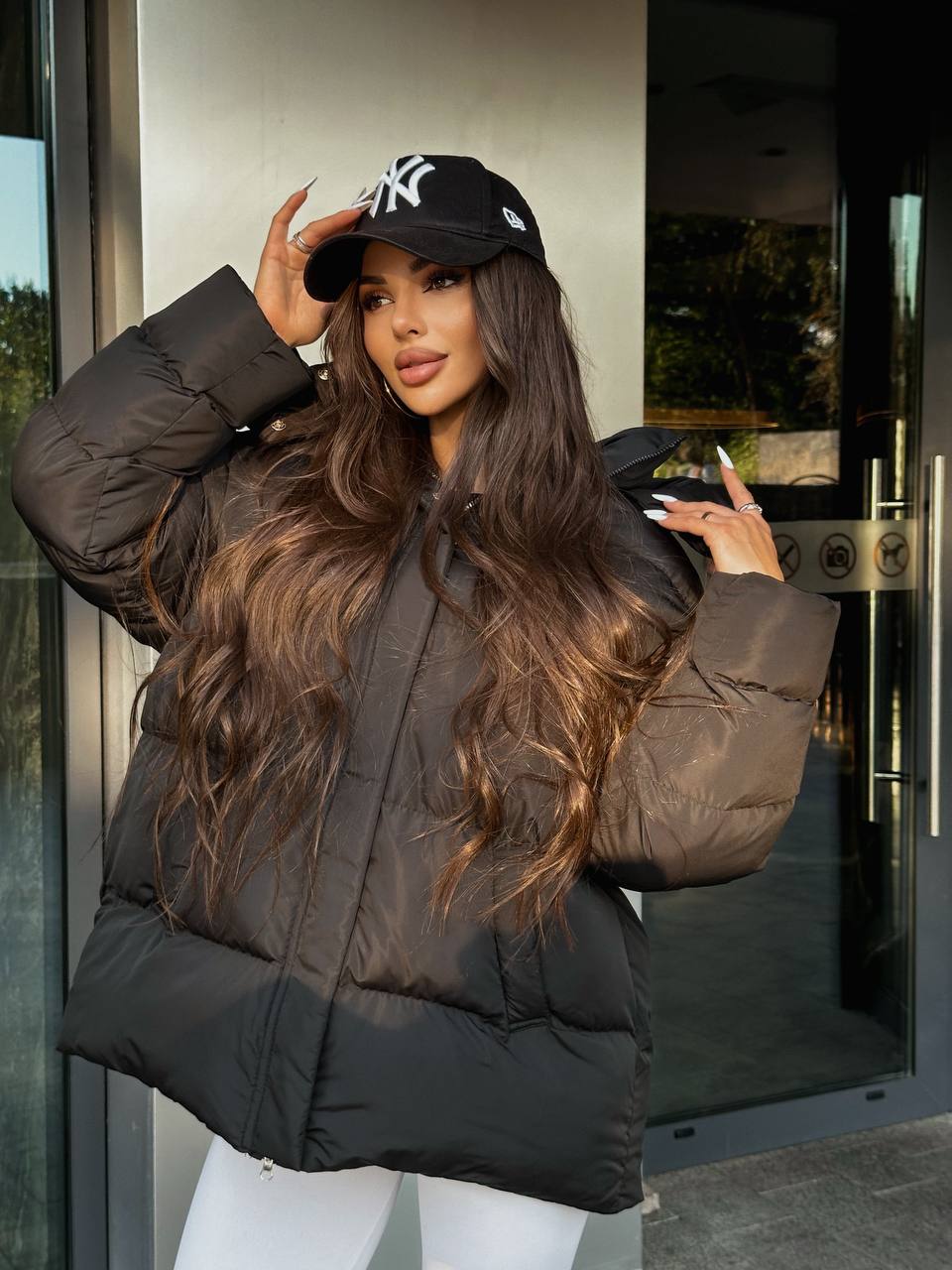 Жіночий зимовий пуховик чорного кольору 35259