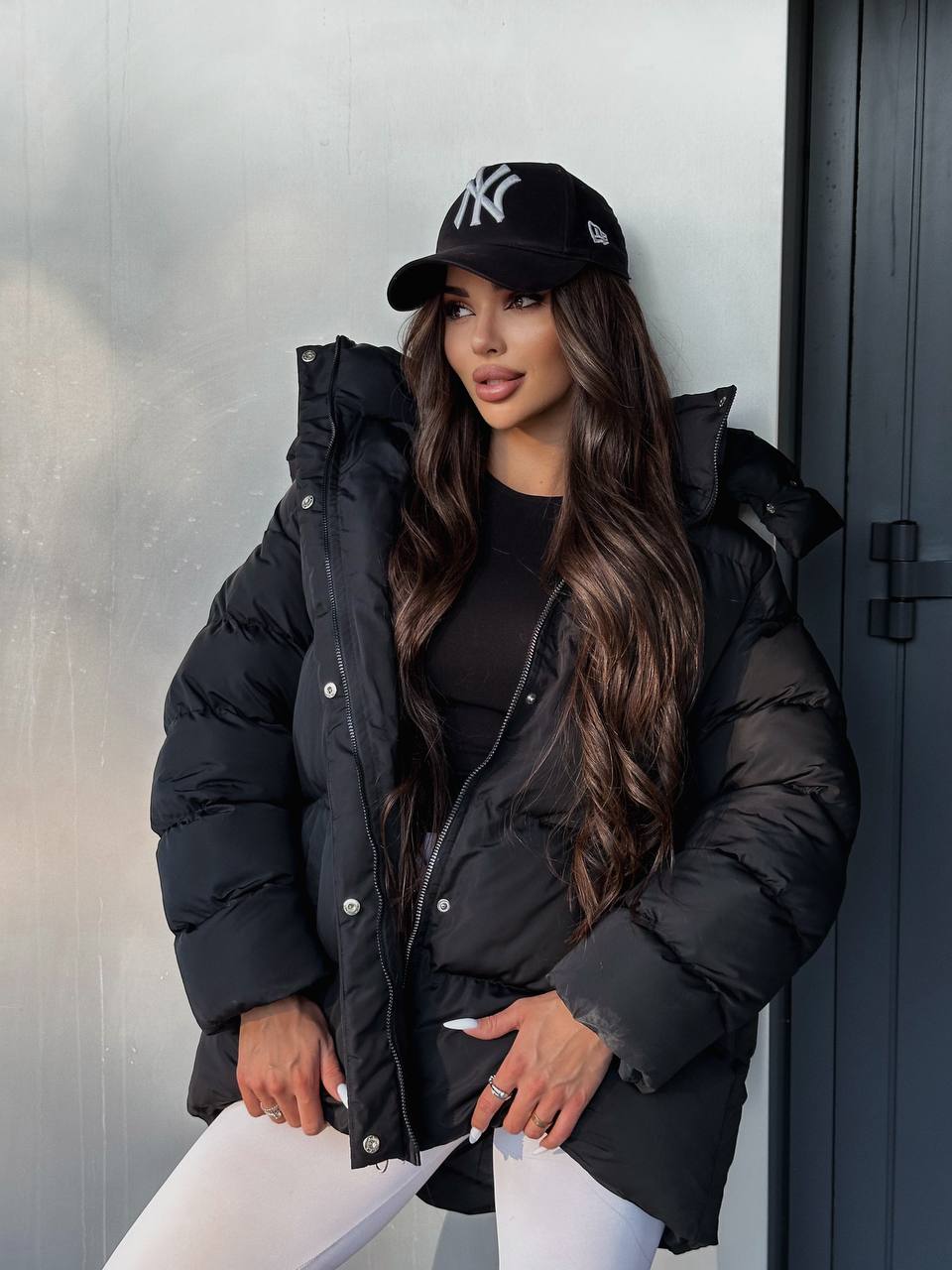 Жіночий зимовий пуховик чорного кольору 35259