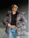Жіночий зимовий пуховик коричневого кольору 35258