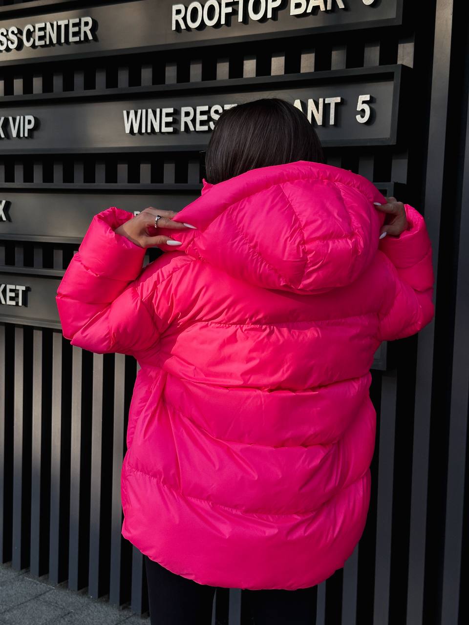 Жіночий зимовий пуховик малинового кольору 35261