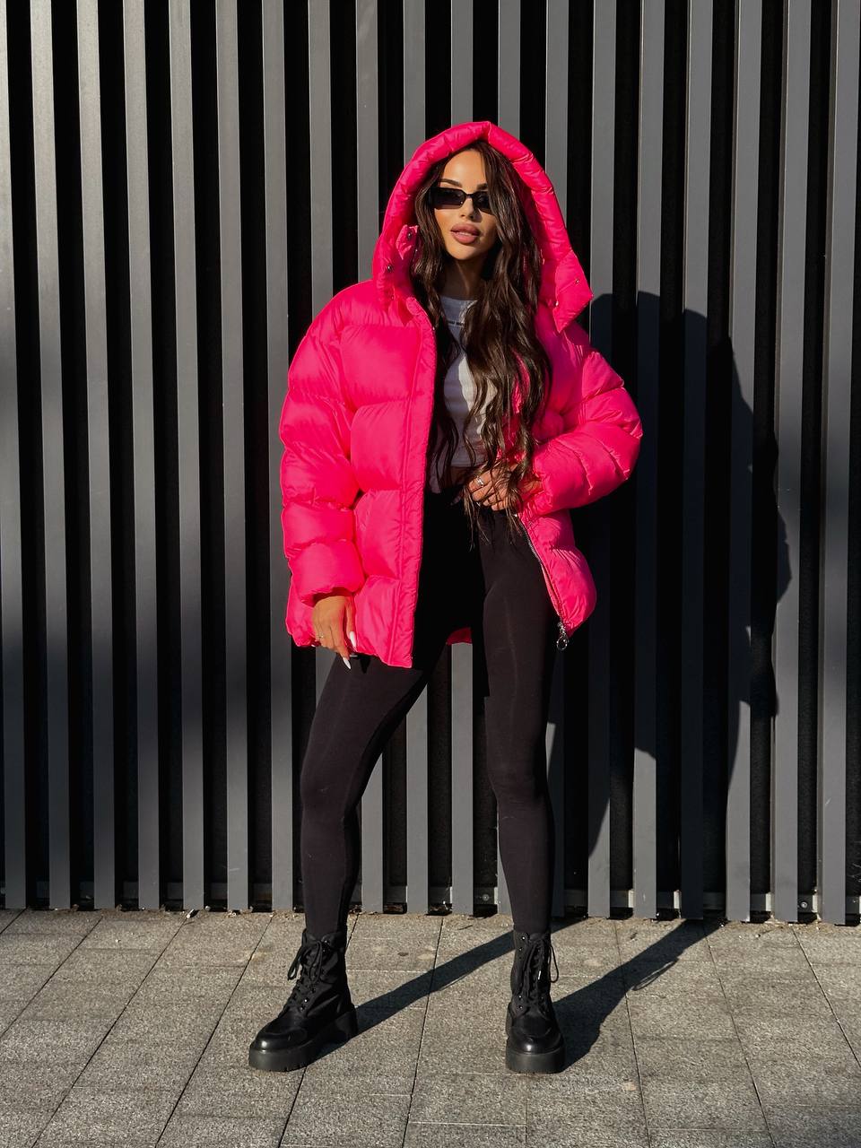 Жіночий зимовий пуховик малинового кольору 35261