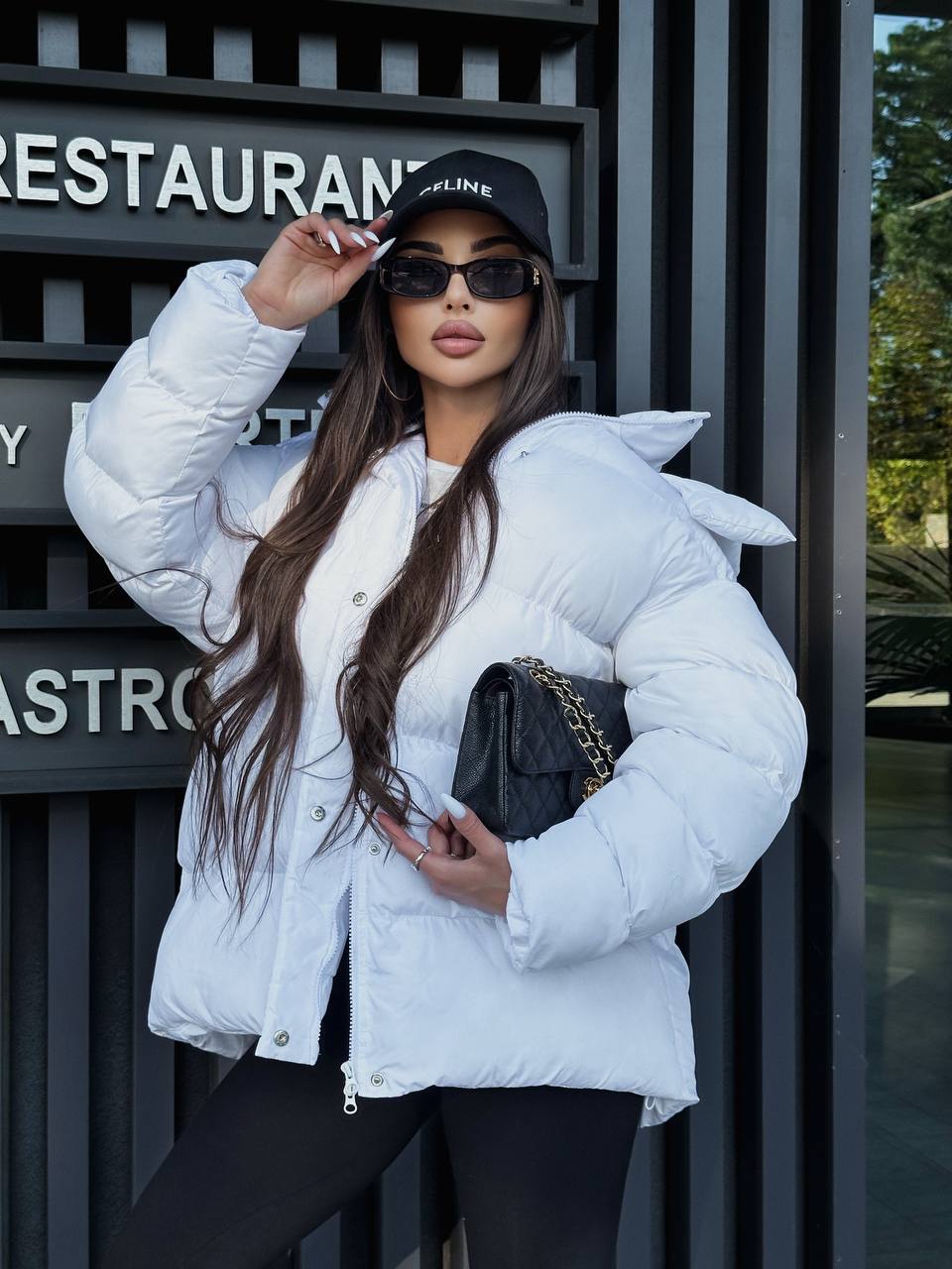 Жіночий зимовий пуховик молочного кольору 35257